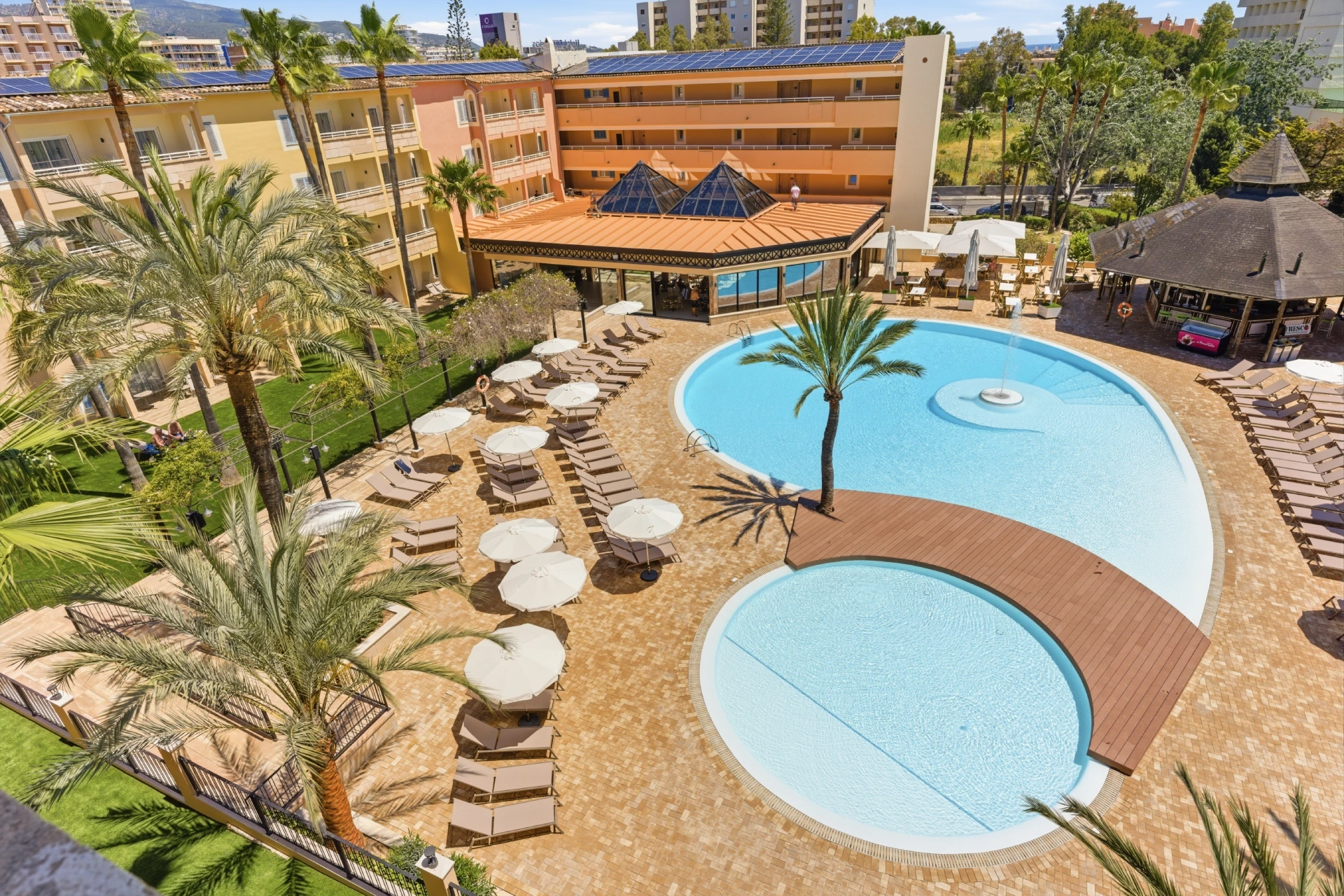 Luftaufnahme des Aquasol Aparthotel in Palmanova: zwei Pools, Palmen und die Apartmenthäuser