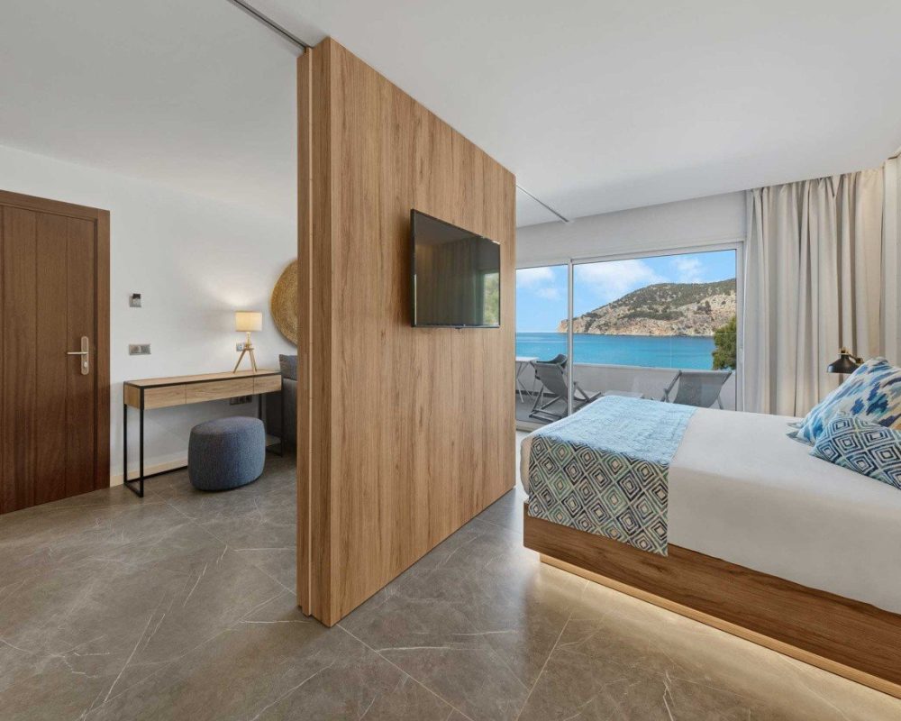 Pool-suite-bahia-suites-camp-de-mar-mallorca-1-1.jpg