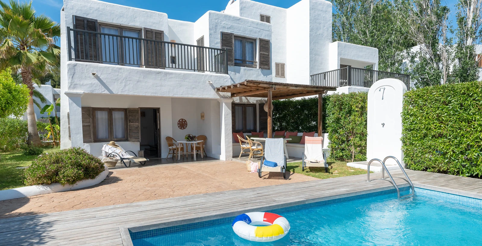 Una de las villas de S’Argamassa con su piscina privada rodeada de jardín y palmeras