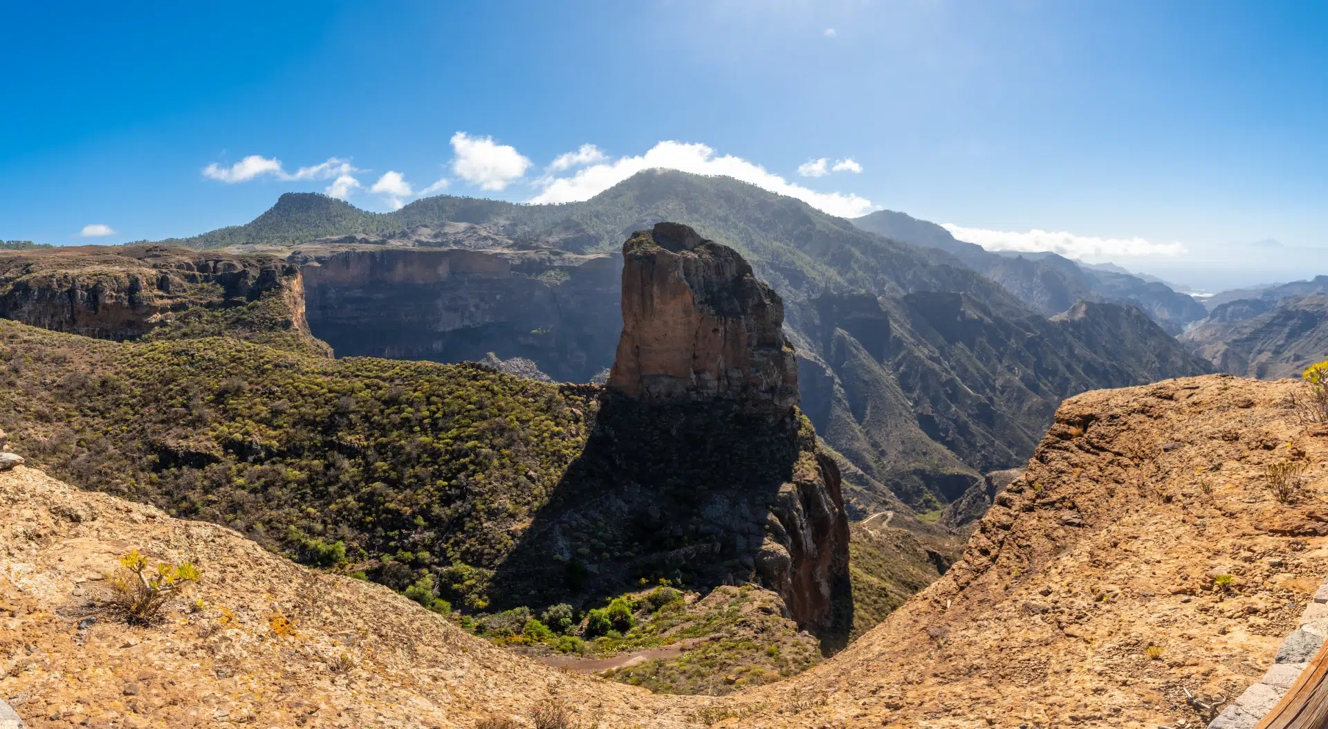 El Roque Nublo recortado sobre el mar de nubes, en el centro de Gran Canaria