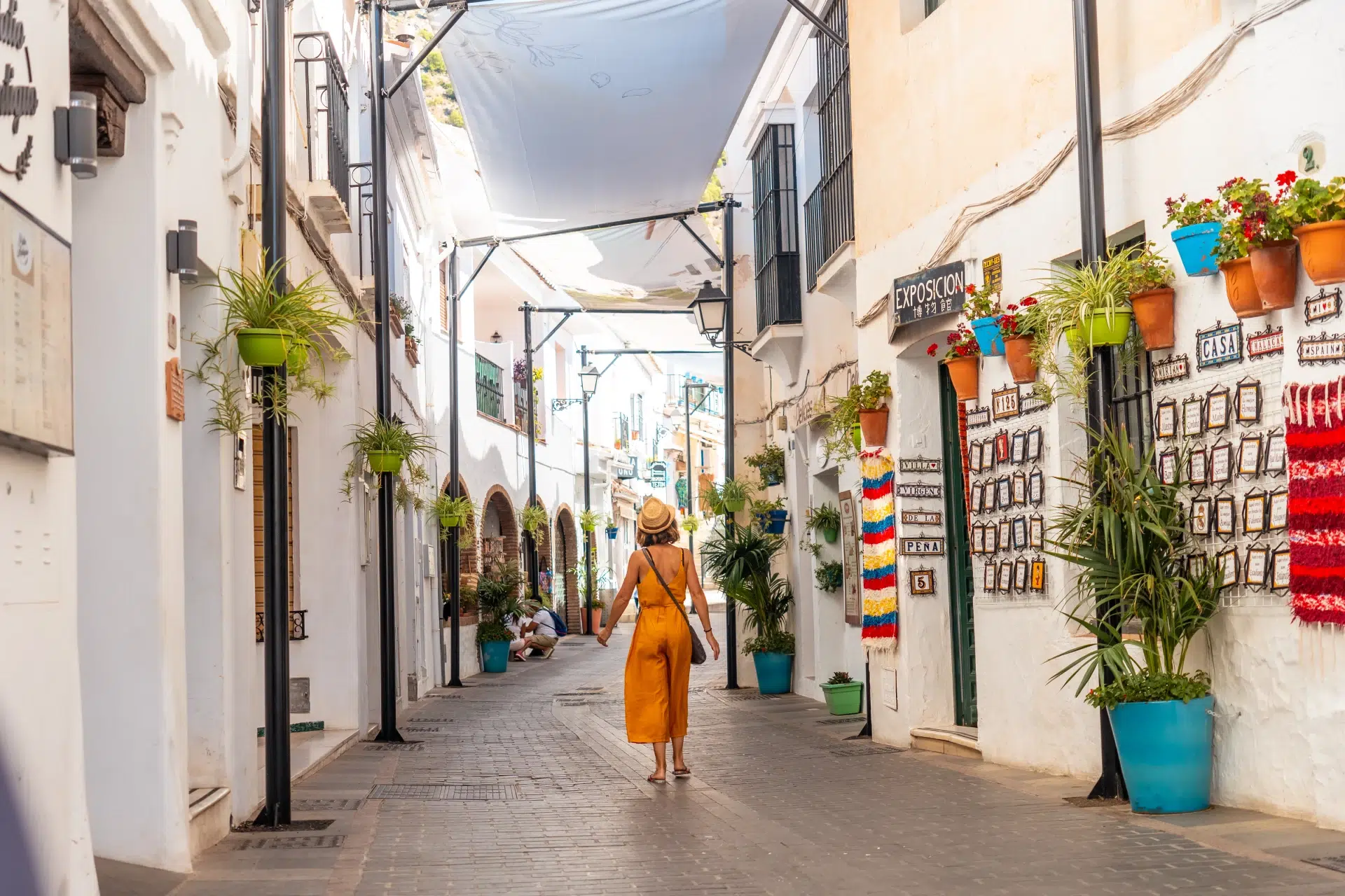 Calles empedradas y casas encaladas del recinto amurallado de Dalt Vila