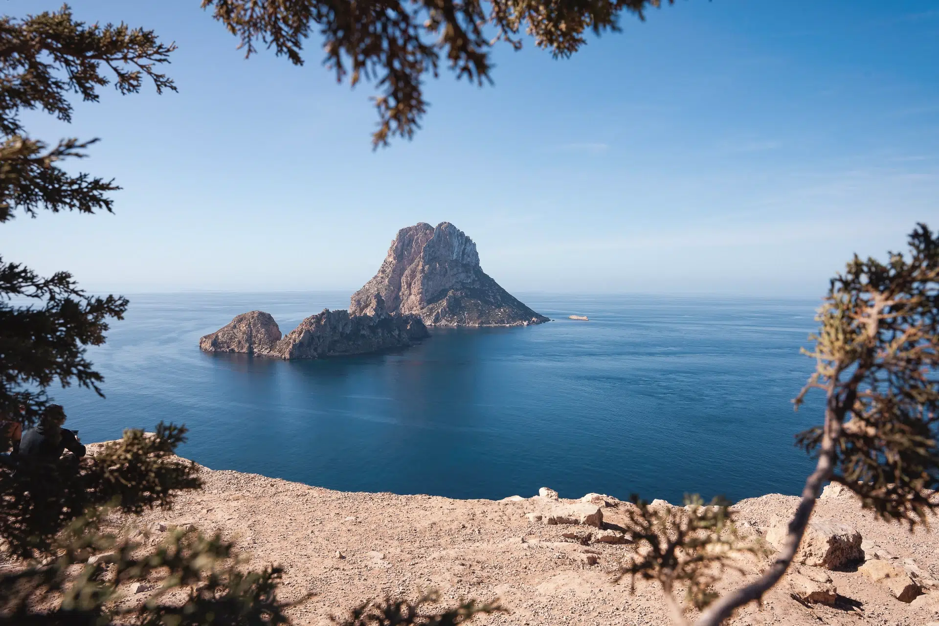 El islote de Es Vedrà recortado sobre el mar al atardecer, frente a la costa suroeste de Ibiza