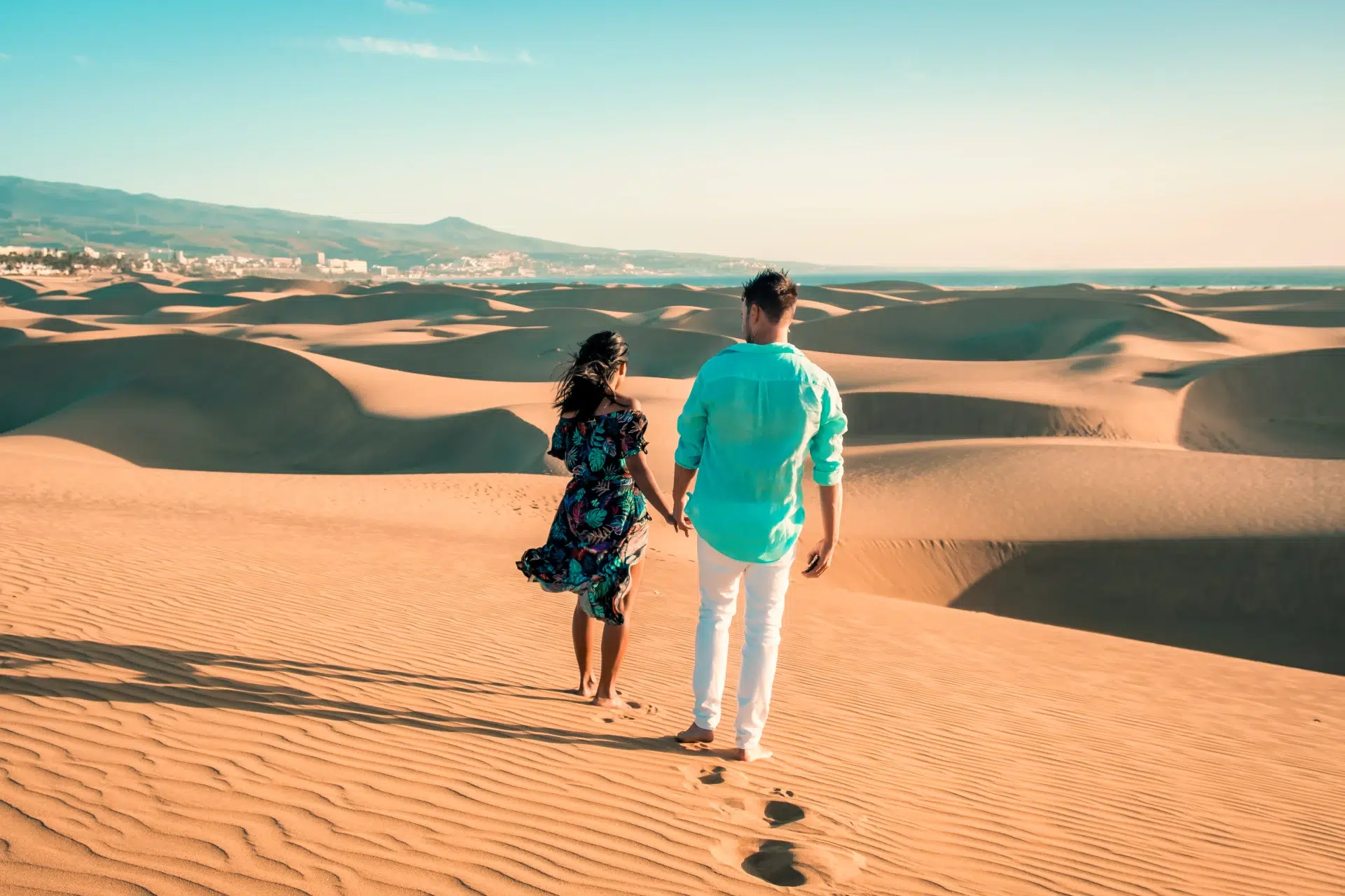 Las dunas de Maspalomas descendiendo hacia el Atlántico, al sur de Gran Canaria