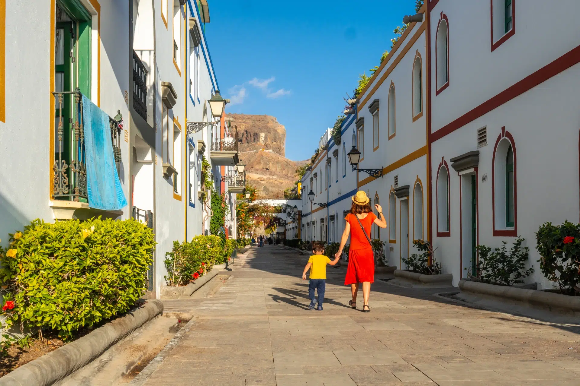Puerto de Mogán con sus canales de agua y las casas encaladas
