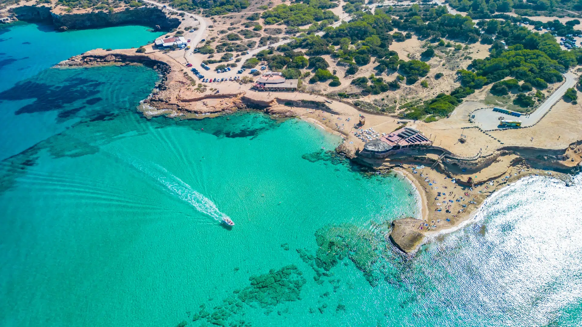 Las calas de Comte al atardecer, con los islotes de Ponent recortados sobre el mar